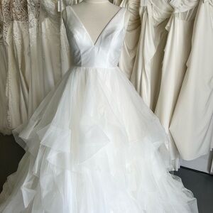 Elegant White V-Neck Wedding Dress